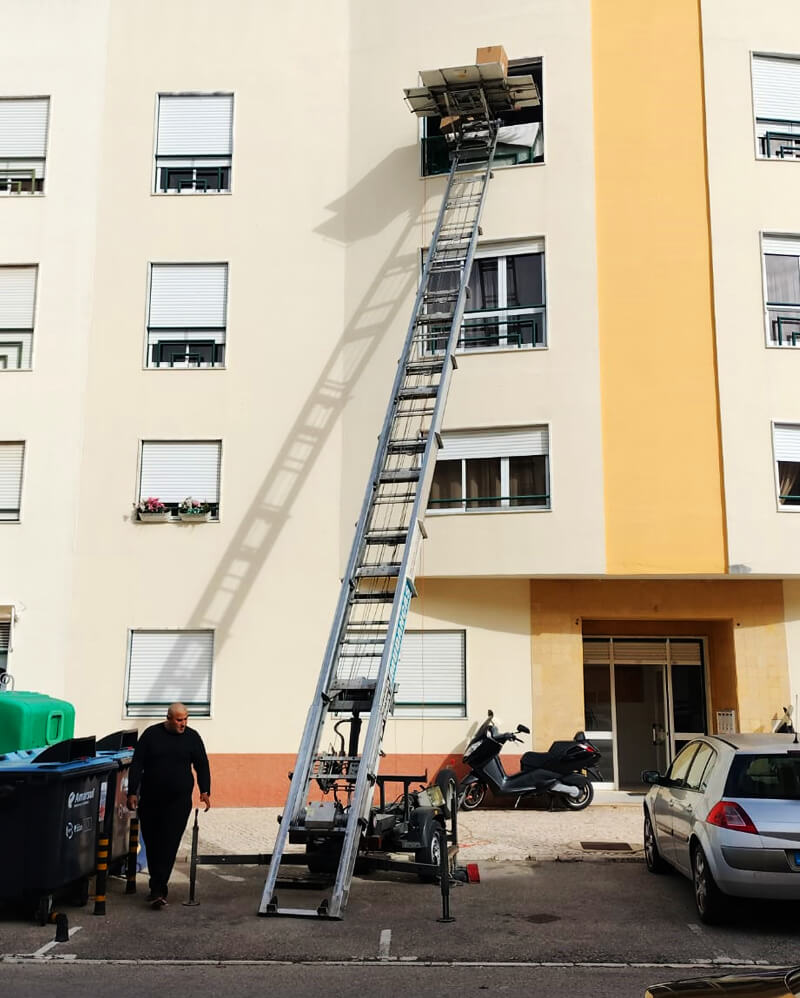 descarregamento móveis mudança com elevador exterior